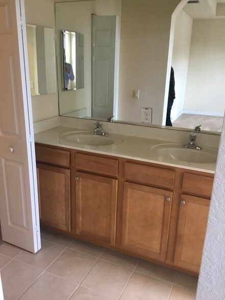 Building Photo - 3370 W 90th St