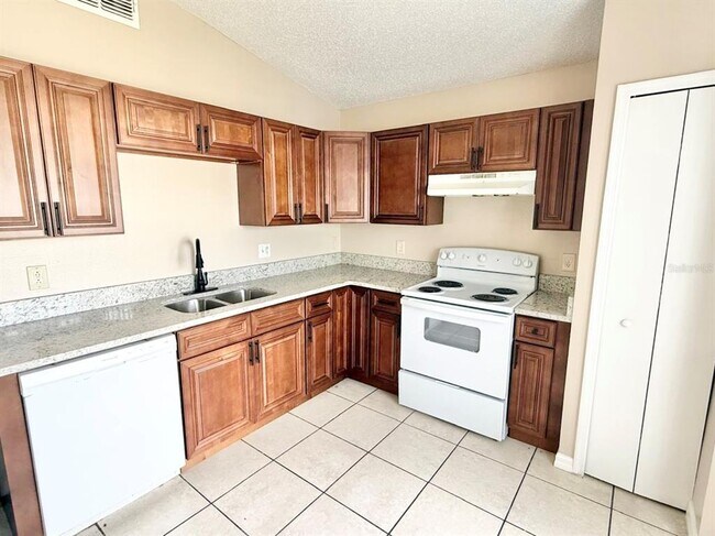 Building Photo - 2414 Harbor Town Dr