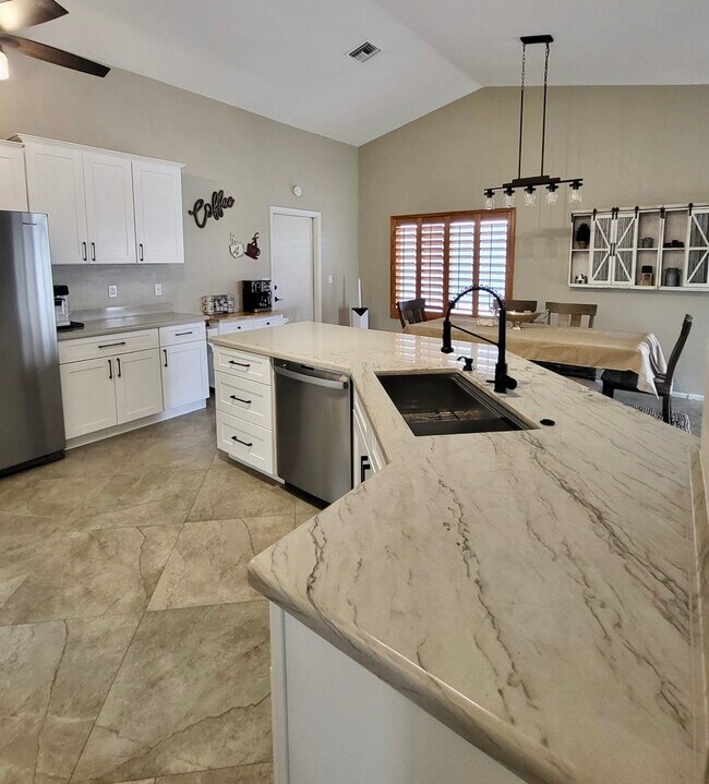 Building Photo - 6609 W Sierra St