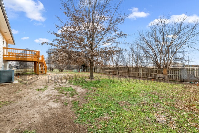 Building Photo - 215 Peachwood Dr