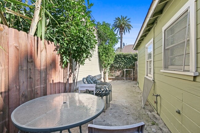 Building Photo - Charming Triplex Unit in Historic Rose Park