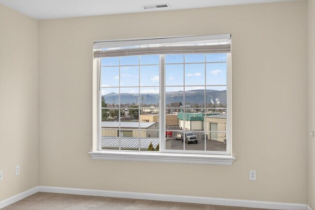 Building Photo - Spacious 2 Bedroom, 2 bath 2nd Floor Apartment