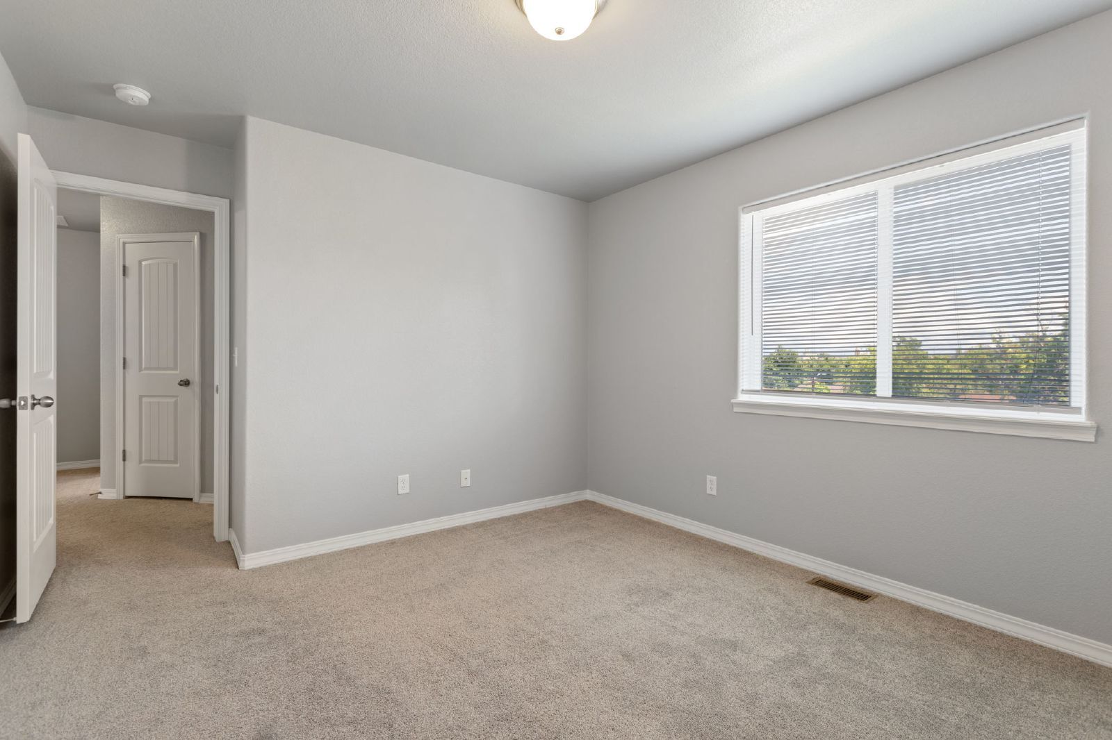 Building Photo - Spacious 4-Bed Home Minutes from Fort Cars...