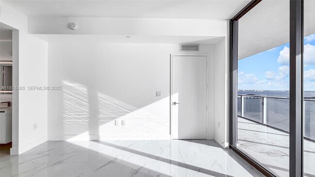 Building Photo - 700 NE 24th St