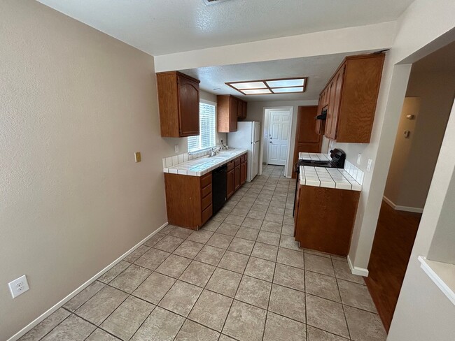 Building Photo - Spacious 4 Bedroom 2.5 Bath Home Antioch