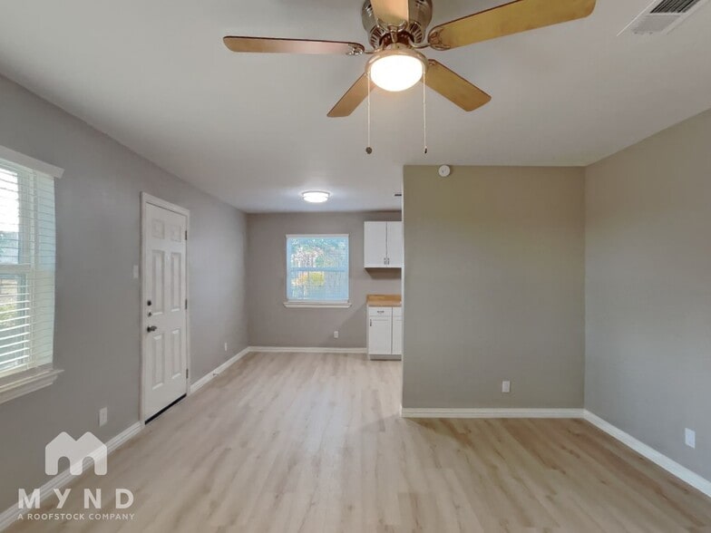 Building Photo - 204 E Ave C