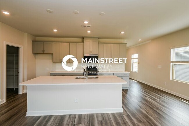 Building Photo - 4 Bedroom Pet-Friendly Home in Charlotte, NC with Main Street Renewal
