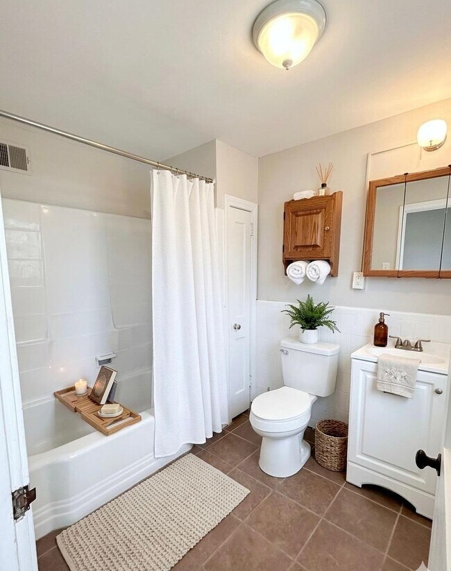 Building Photo - 4 Bed, 1 Bath Row home - Section 8 Approved