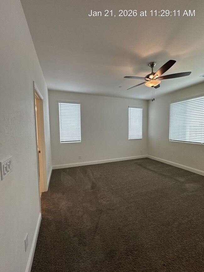 Building Photo - 4 Bedroom home located in Northside Visalia! Available Now!!