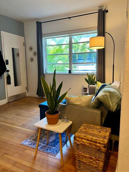 Living room with front entrance view - 901 Euclid Ave