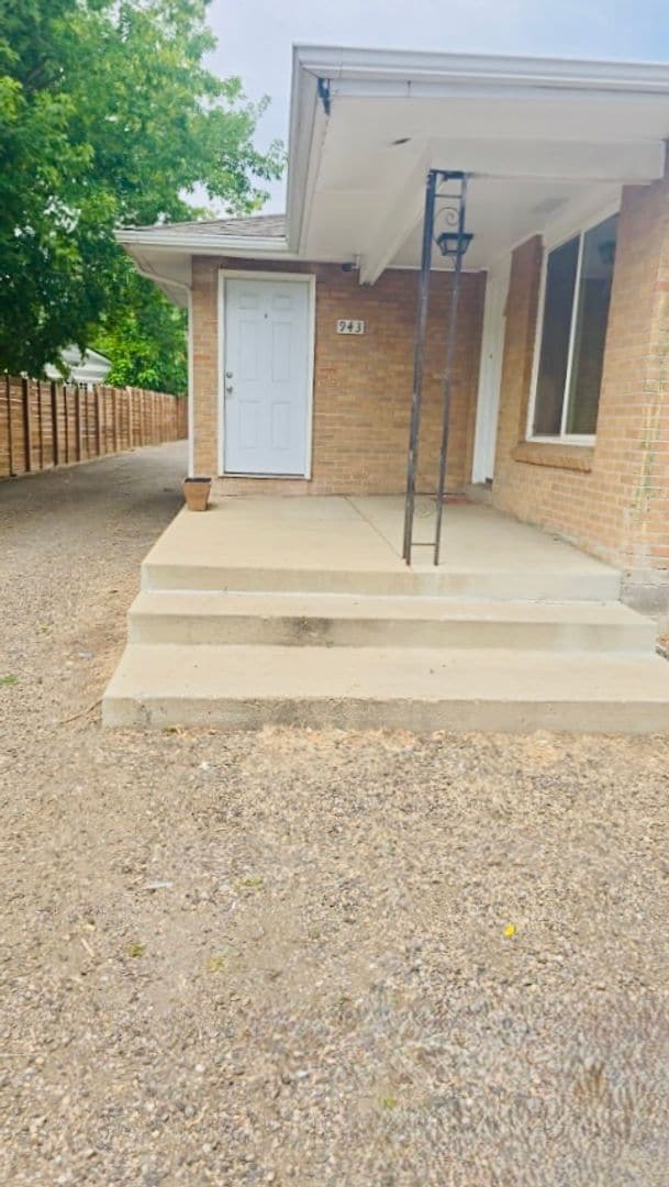 Building Photo - 3 Bedroom 1 Bathroom Apartment in Golden!