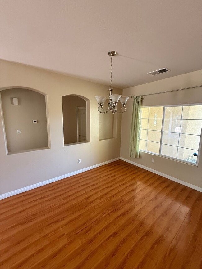 Building Photo - Modern 4-Bedroom Home in Northwest Bakersf...
