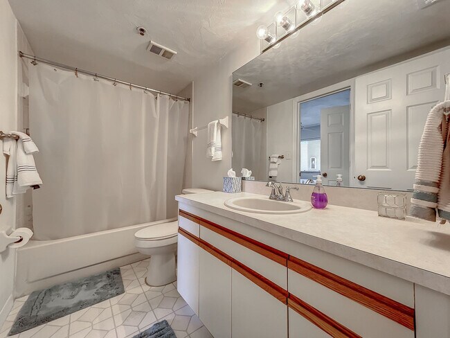 Building Photo - 462 Bouchelle Dr