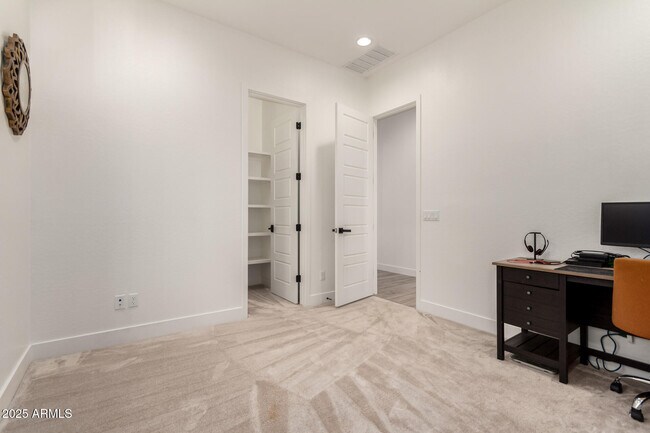 Building Photo - 2316 E Canary Dr