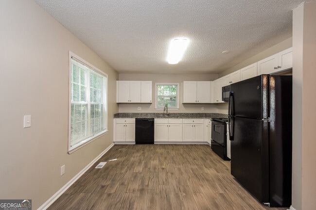 Building Photo - 10 Summit St