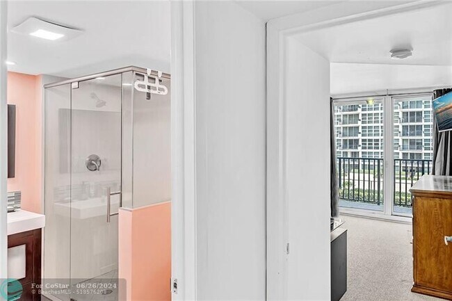 Building Photo - 525 N Ocean Blvd