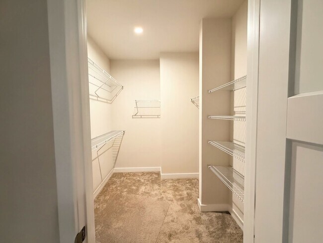 Building Photo - 772 Weller Dr