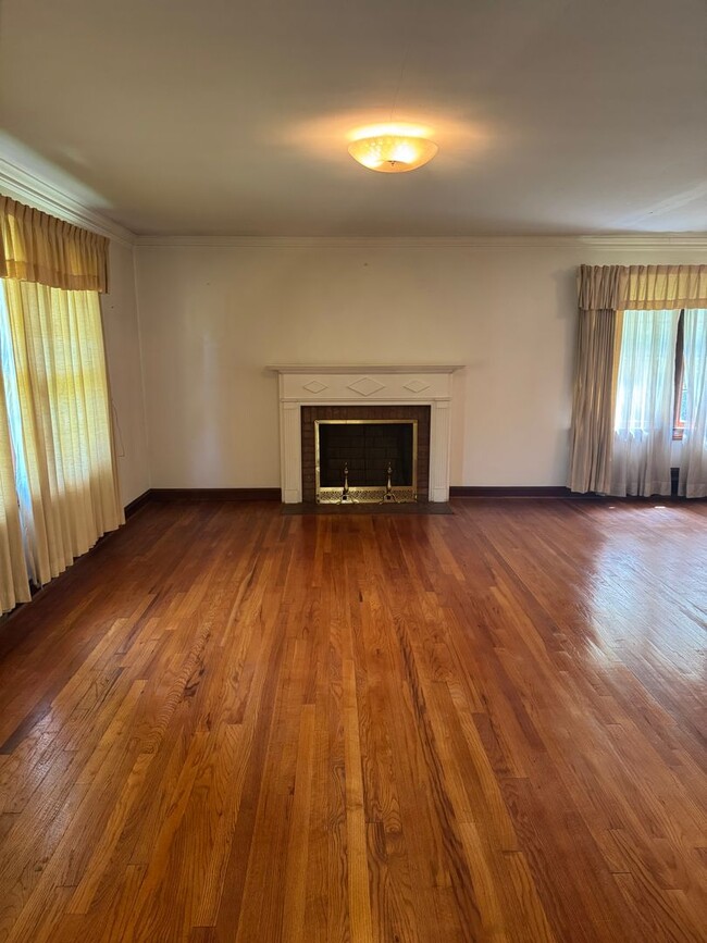 Building Photo - Fantastic Location & Price