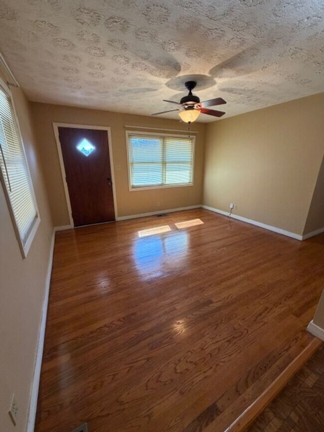 Building Photo - Charming 3 Bed, 2 Bath Warner Robins Home!