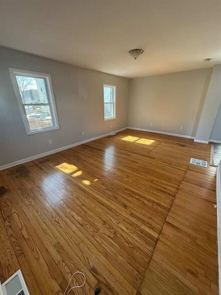 Building Photo - 42 Putnam St