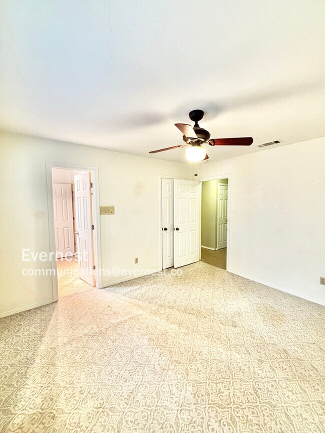 Building Photo - 1120 Stratford Dr