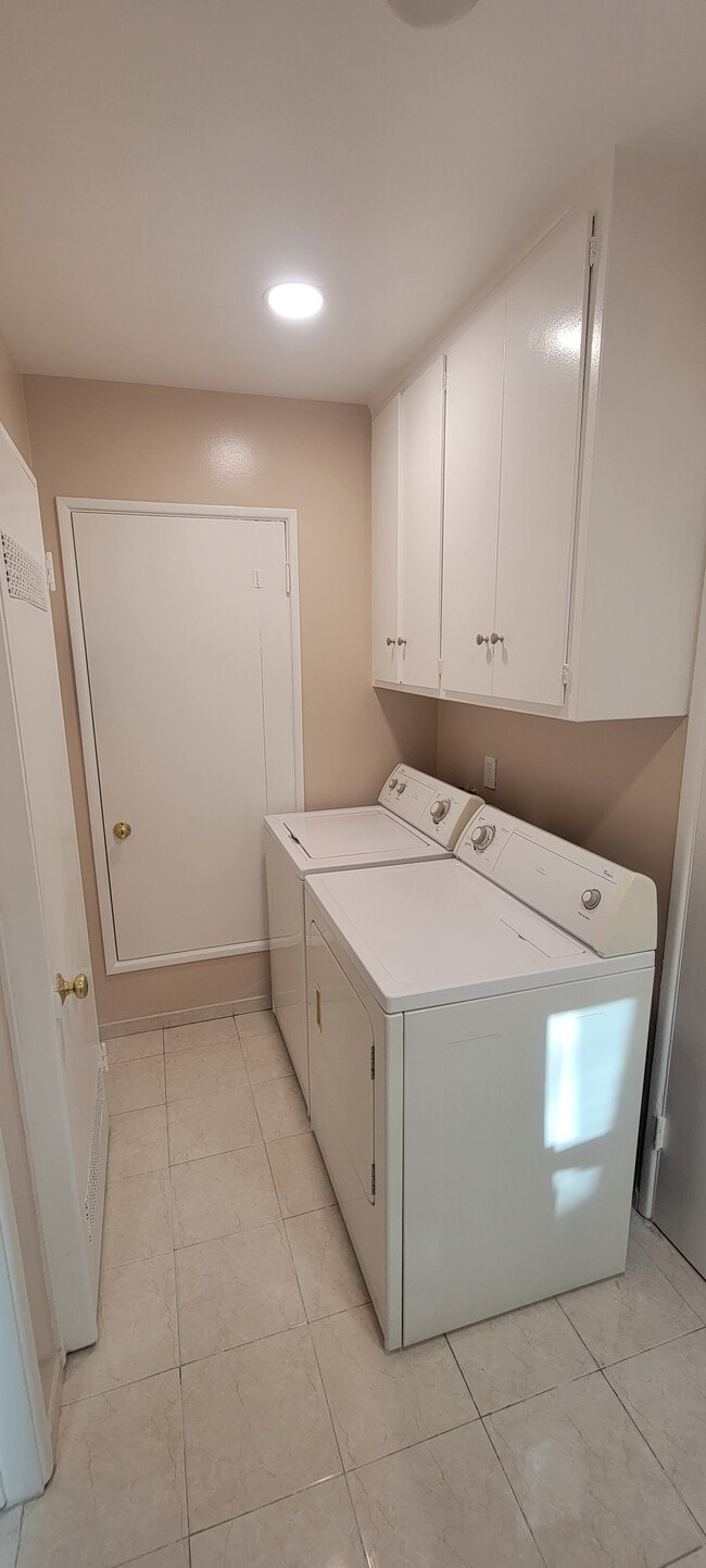 Building Photo - 1907 Overland Ave