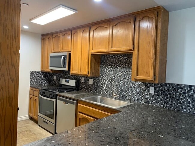 Building Photo - Los Caballeros #211