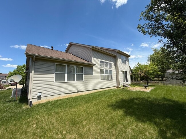 Building Photo - Large 2 Story home with 3 Bedrooms, 2.5 baths, hardwood floors, office and finished basement
