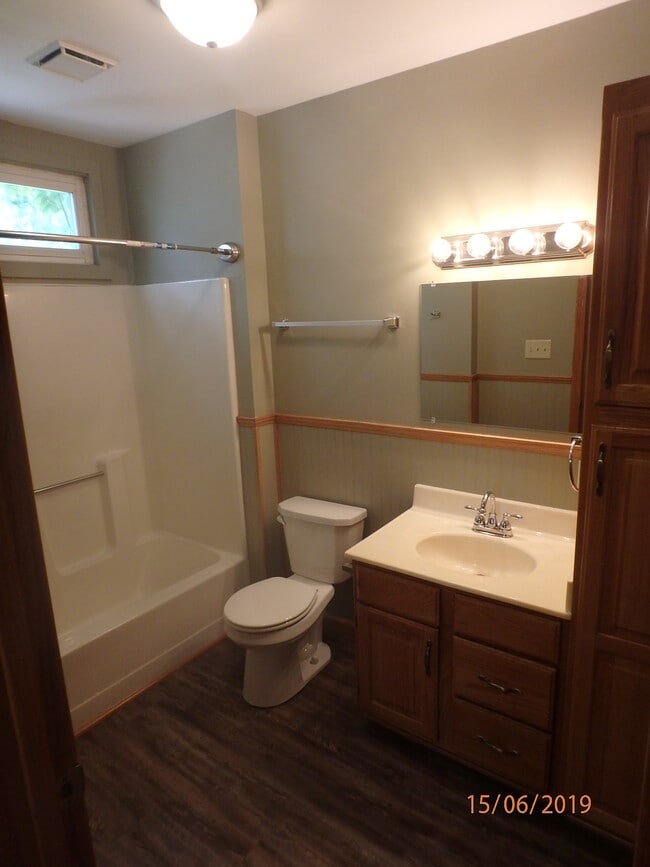 Building Photo - 400 SW Lindenwood Ave