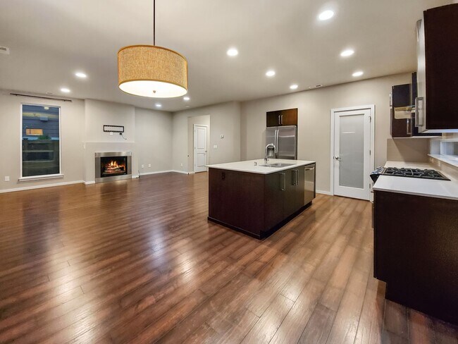 Building Photo - Luxury 2-Story house in private Cul de Sac