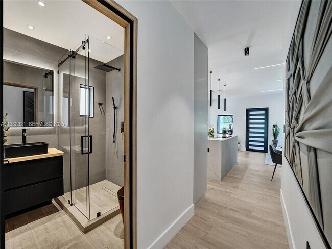 Building Photo - 2066 NE 174th St