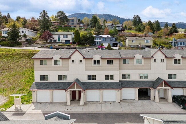 Building Photo - Spacious Sun-filled 3 bed 2.5 Bath Townhouse