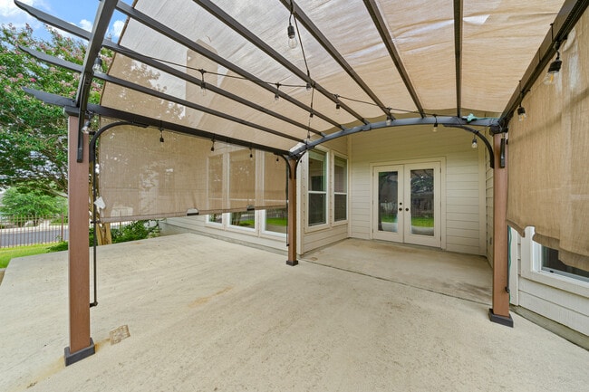 Building Photo - Spacious 4-Bed Luxury Home with Chef’s Kitchen, Fenced Yard, and 3,528 sq ft in Helotes