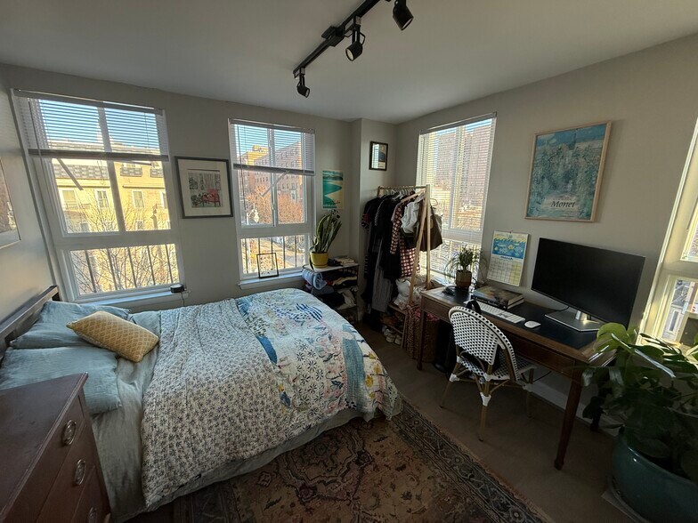 Building Photo - 1700 17th St NW