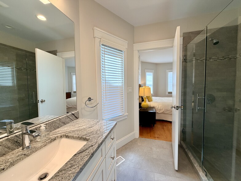 Building Photo - 13 Cottage Ave