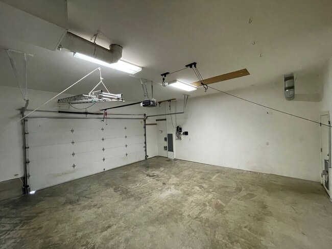 Building Photo - Spacious 5-Bedroom Home with Cascade & Val...