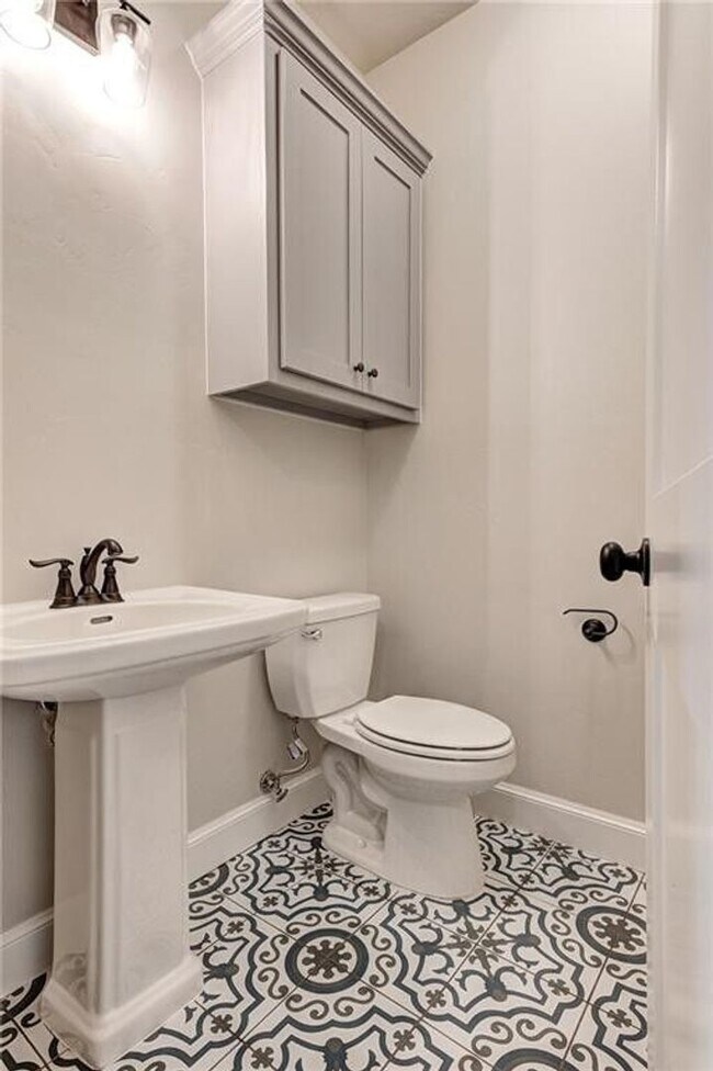 Building Photo - **Stunning 4 Bed, 4 Bath in Edmond Schools