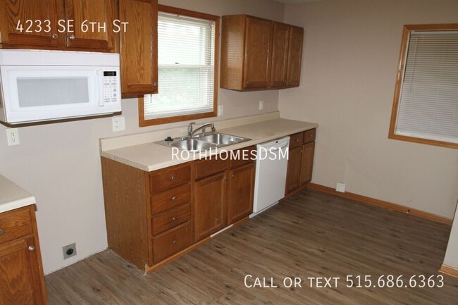 Building Photo - 3 bedroom 2 bath with attached garage Full...