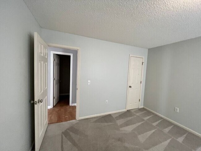 Building Photo - Breezewood Condo, 2 Brd/2bath Screen Porch! LVP wood flooring, Center of Wilmington!