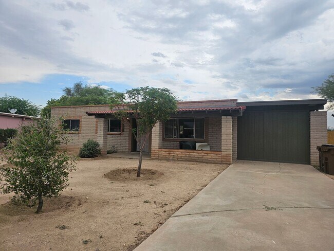 Primary Photo - Casas Del Oeste
