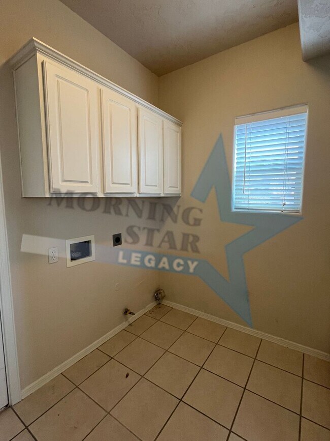 Building Photo - 3 Bedroom Home in Roadrunner Area!