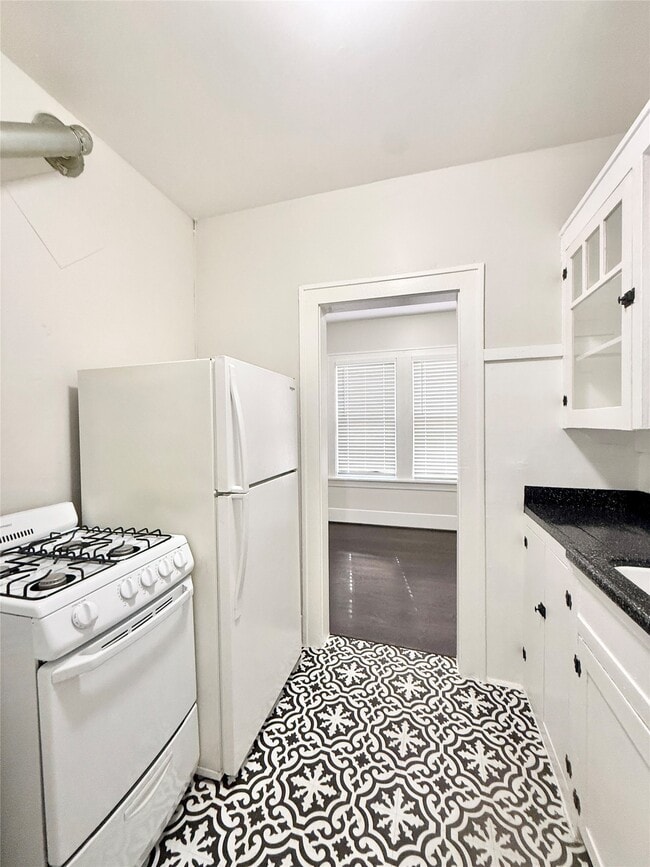 Building Photo - 1126 Berthea St