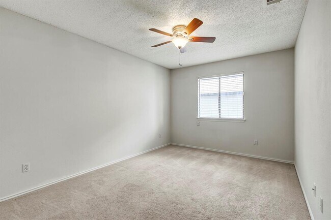 Building Photo - 17516 Klamath Falls Dr
