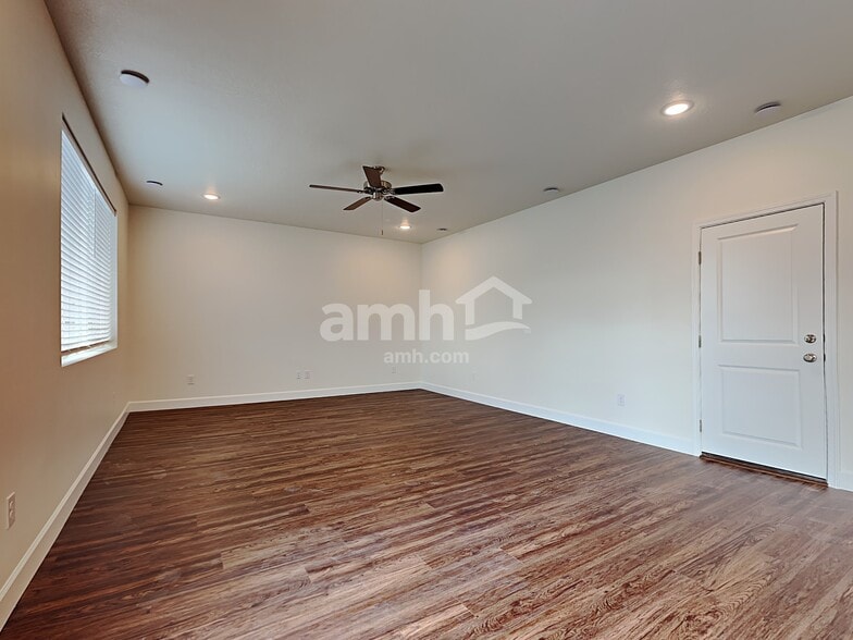 Building Photo - 237 N Dry Crk Rd