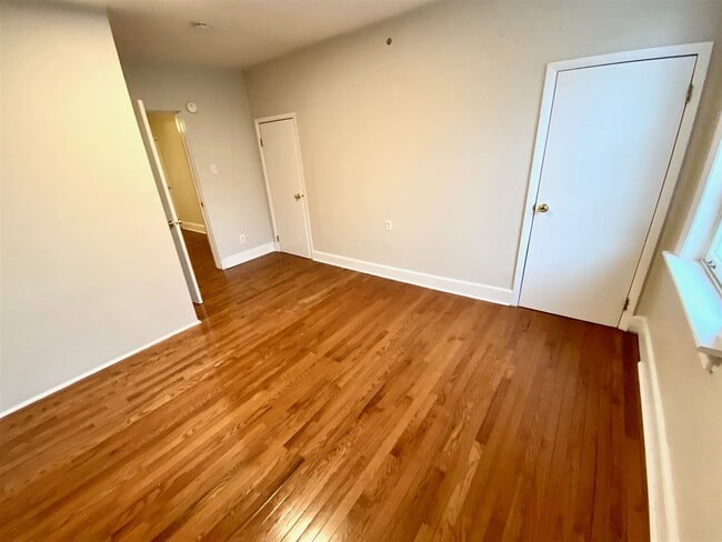 Building Photo - 209.5 Warren St