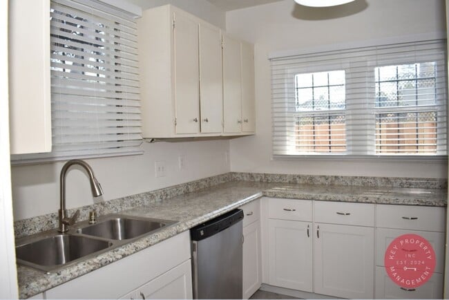Building Photo - Charming 2-Bedroom Downtown Unit – Availab...