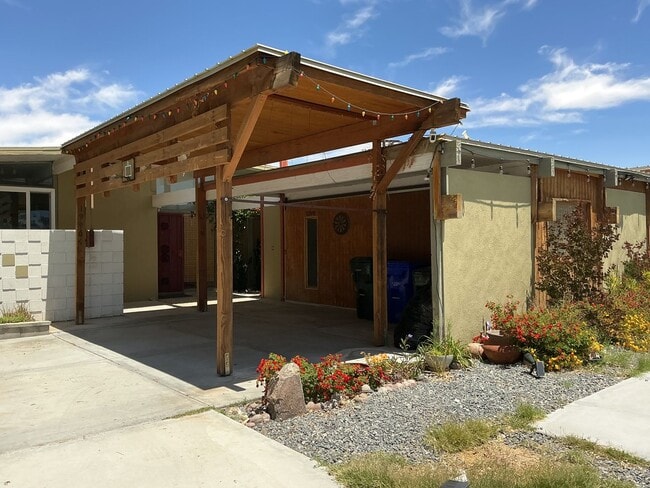Building Photo - High Desert Retreat- 3 Bedrooms, 2 Bathroo...