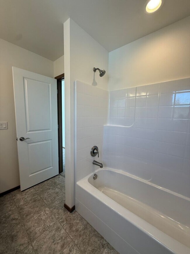 Building Photo - 3Bd/2.5Ba Everett Condo