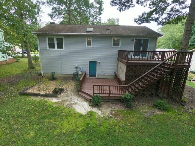 Building Photo - Great Split Foyer In Fredericksburg!