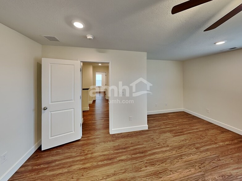 Building Photo - 2402 E Tumbleweed Rd